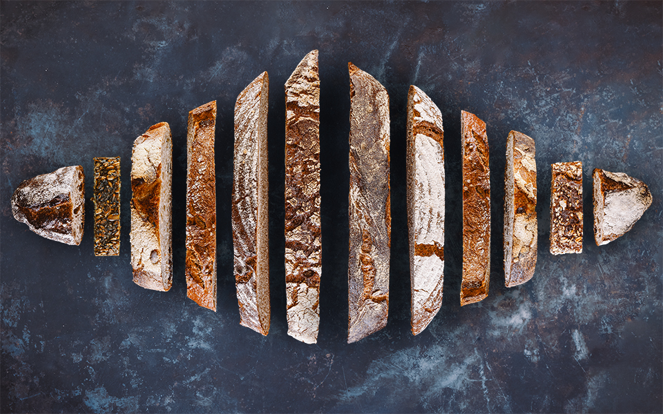 Unterschiedliche Brotscheiben zu einem Brotlaib angeordnet